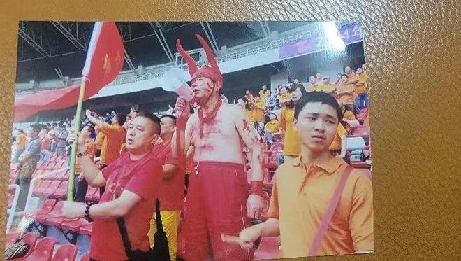 中甲联赛江西庐江队主场比赛，球迷亮灯挂海