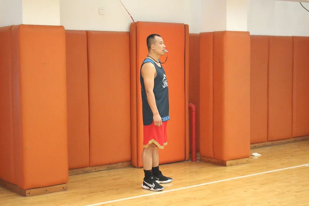 篮球所有规则演示图片_演示篮球规则图片大全_篮球演示文稿