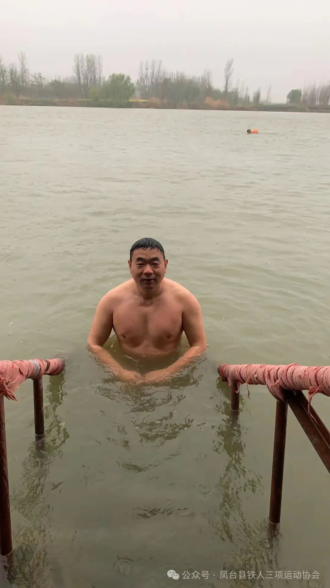 怎么提高游泳跳水蹬腿技巧_怎么跳水游泳_跳水游泳技巧提高蹬腿技术