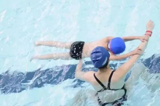 怎么跳水游泳_怎么提高游泳跳水蹬腿技巧_跳水游泳技巧提高蹬腿技术