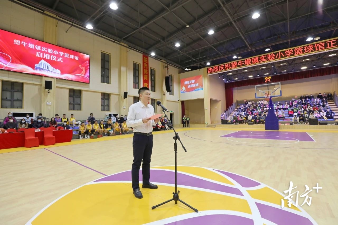 望牛墩镇实验小学篮球馆启用，500 多人