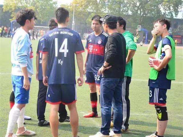奖杯背后是汗水——2017武汉大学“新生杯”足球赛冠军诞生记