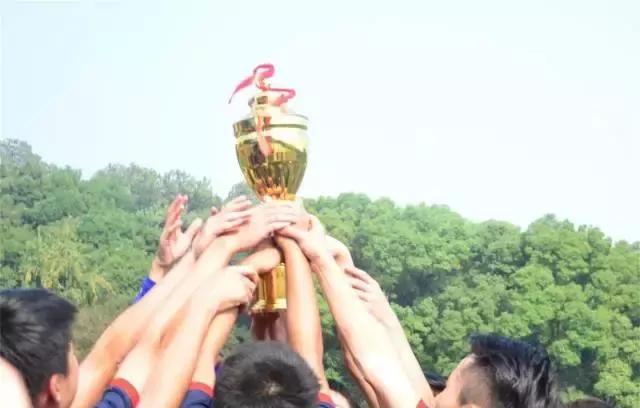 奖杯背后是汗水——2017武汉大学“新生杯”足球赛冠军诞生记