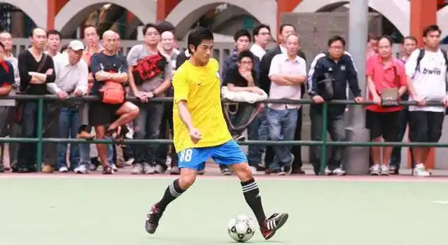 刘德华足球技巧大全_刘德华踢足球视频_刘德华足球技巧