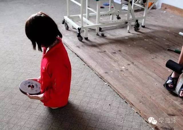 游泳运动员打篮球_从篮球爬行到游泳冠军_篮球运动员游泳