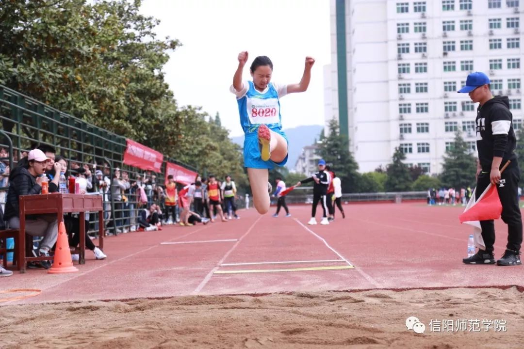 踢足球技巧女生图片_踢足球技巧女生视频_女生怎么踢足球技巧最快