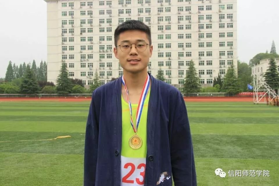 女生怎么踢足球技巧最快_踢足球技巧女生图片_踢足球技巧女生视频