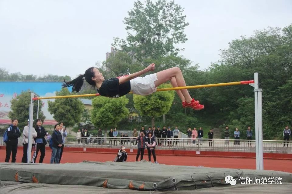 踢足球技巧女生视频_踢足球技巧女生图片_女生怎么踢足球技巧最快