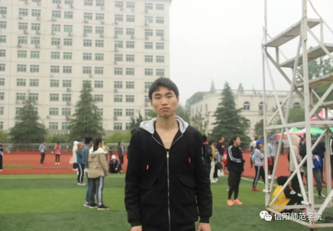 踢足球技巧女生图片_女生怎么踢足球技巧最快_踢足球技巧女生视频