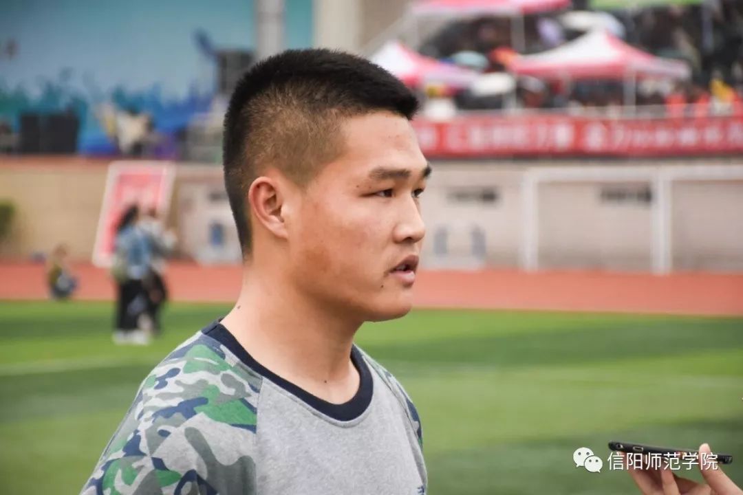 踢足球技巧女生图片_女生怎么踢足球技巧最快_踢足球技巧女生视频