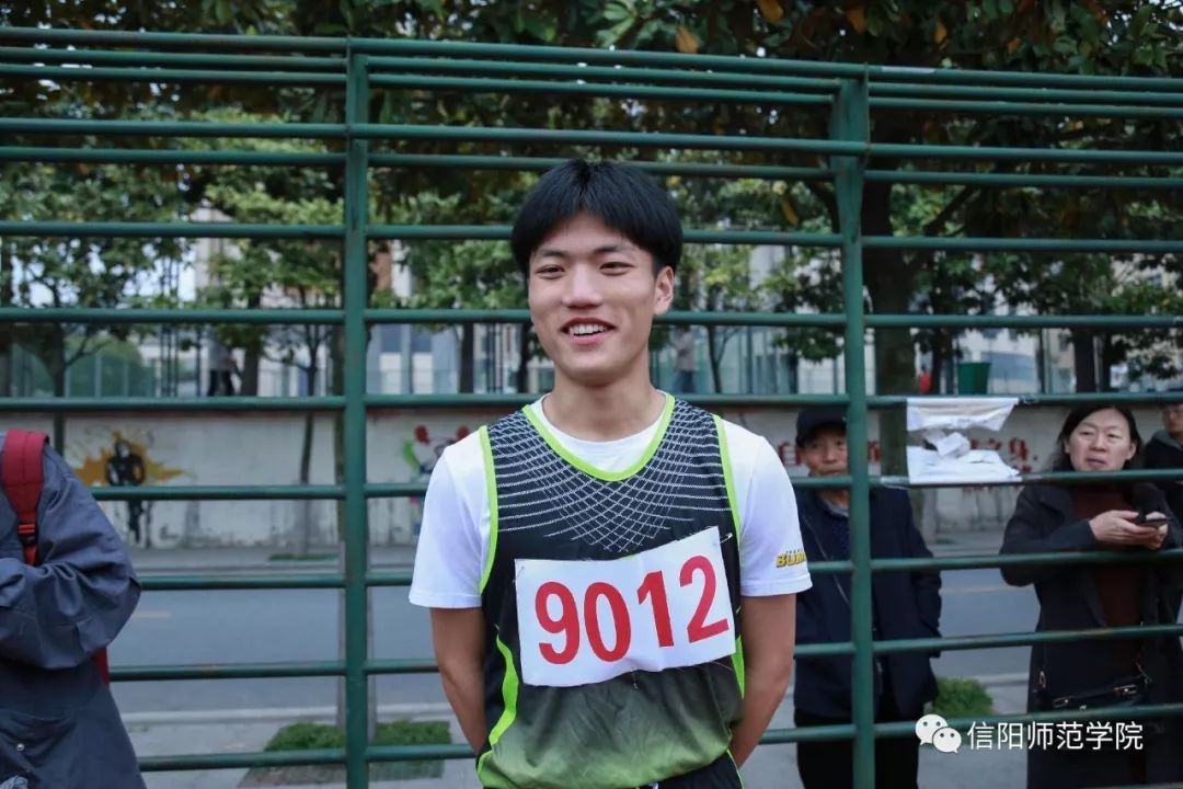 女生怎么踢足球技巧最快_踢足球技巧女生视频_踢足球技巧女生图片